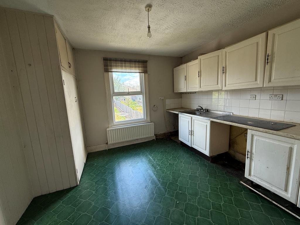 Lot: 97 - PAIR OF FLATS WITH PART VACANT POSSESSION - Upper Flat - Kitchen